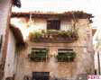 Ventanas y balcón florido  en Cilleros, Sierra de Gata