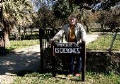 El alcalde de Cadalso, José Luis Solís, a la entrada del paraje de Los Cachones.