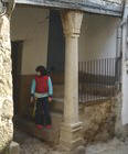 Adriana en un soportal de Gata, en Sierra de Gata, Cáceres, Extremadura