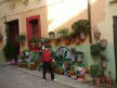 Cristóbal saluda en la calle principal de Torre de D. Miguel, en Sierra de Gata.