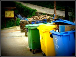 Desafortunada ubicación de contenedores de basura en Robledillo de Gata.