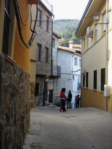 Junto al centro de Salud de Torre de Don Miguel en Sierra de Gata, Cáceres, Extremadura. 