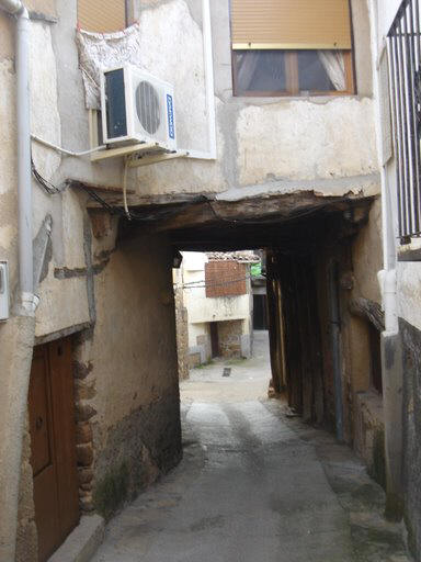 Habitación sobre calle en Torre de Don Miguel en Sierra de Gata, Cáceres, Extremadura.