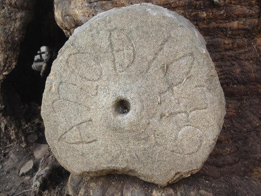 "AÑO 1479" Piedra en la Plaza de Torre de D. Miguel en Sierra de Gata.