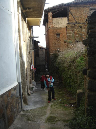 Callejón en Torre de Don Miguel en Sierra de Gata, Cáceres, Extremadura. 