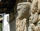 Cara de cantería en una fachada de Acebo, Sierra de gata