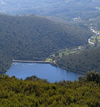 Embalse de la Cervigona en lo alto de Sierra de Gata