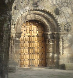 Puerta principal de la Iglesia de Hoyos, en Sierra de Gata.