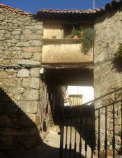 Calle en Santibañez el Alto, Sierra de Gata, tras el Ayuntamiento.